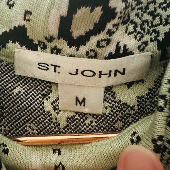 St. John Light Green Snake Pattern Geometric Shape Mock Neck Top Size Medium - Picture 7 of 9